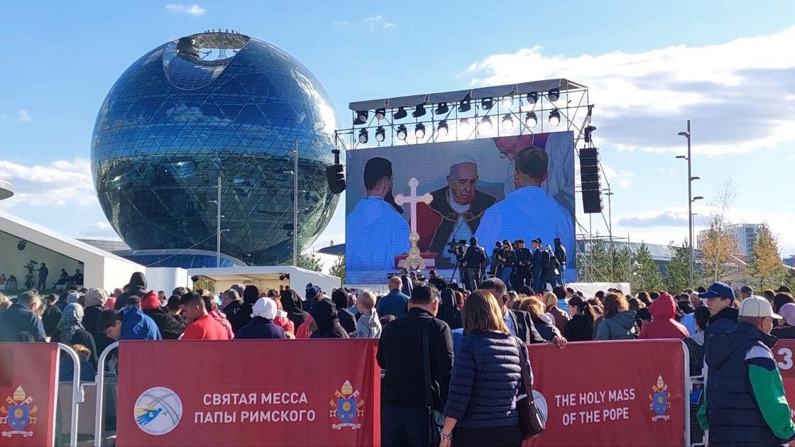    Святая месса проходит на территории Expo:NUR.KZ/ Алена Бутенко