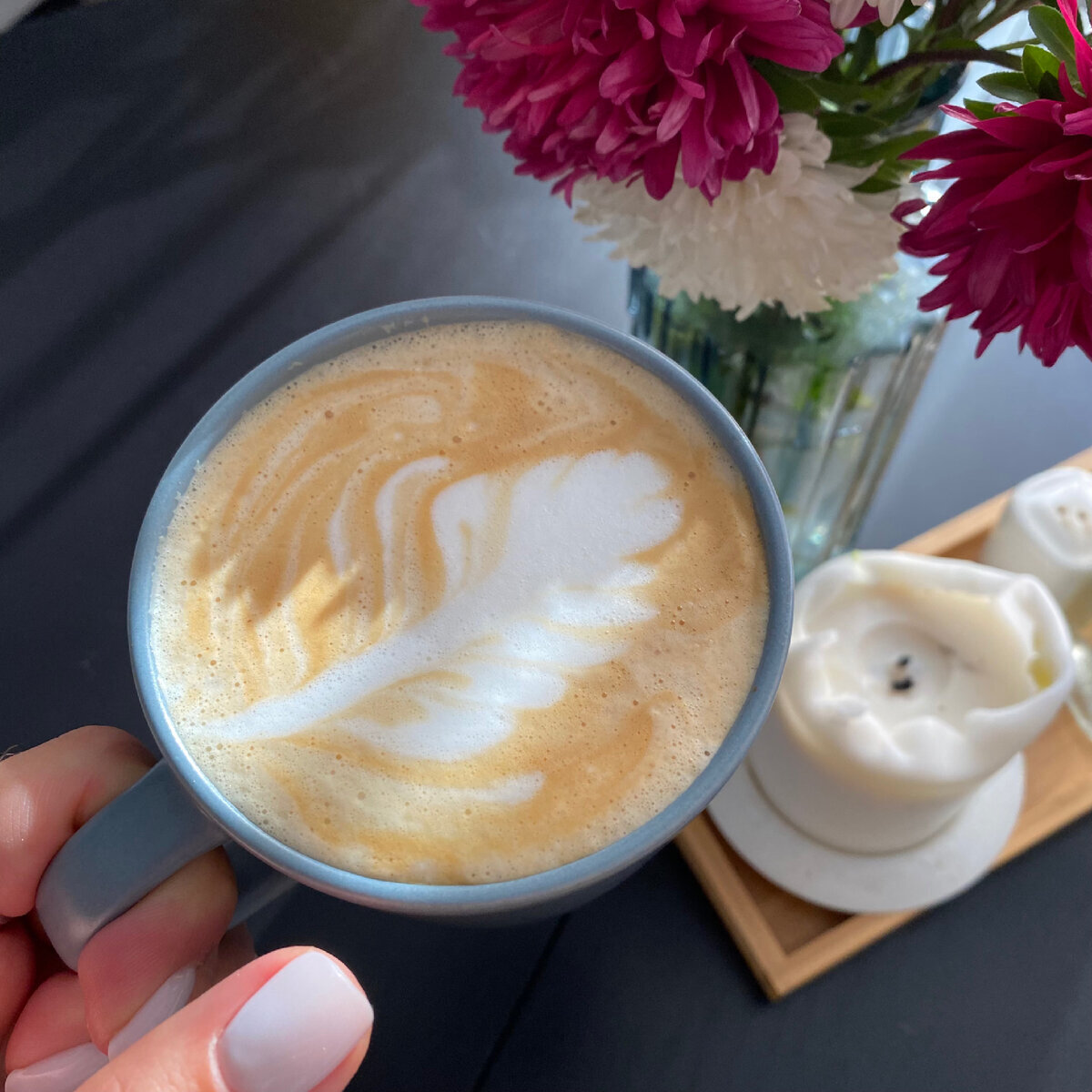 Ходят слухи, любая история становится душевнее, если она как-то связана с кофе. Эта точно из тех: она написана за чашечкой латте.