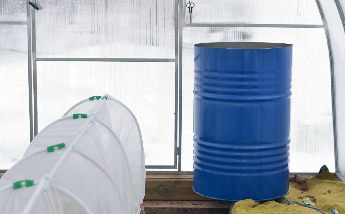 Бочки с водой опустошают и дезинфицируют (фото с сайта build-experts.ru)