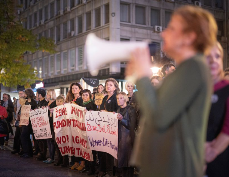 Люди принимают участие в акции протеста после смерти Махсы Амини в Иране, в центре Белграда, Сербия