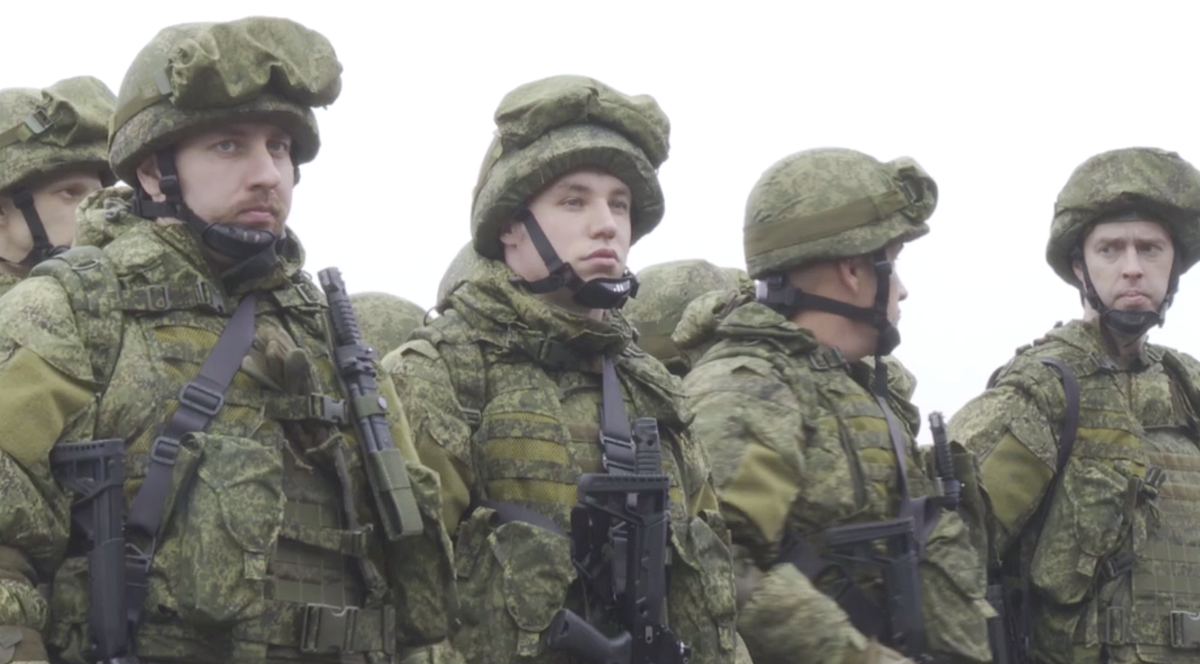 Строевой смотр в Подмосковье в присутствии министра обороны. Глядя на таких бойцах глаз радуется. Скриншот из видео от пресс-службы Минобороны РФ