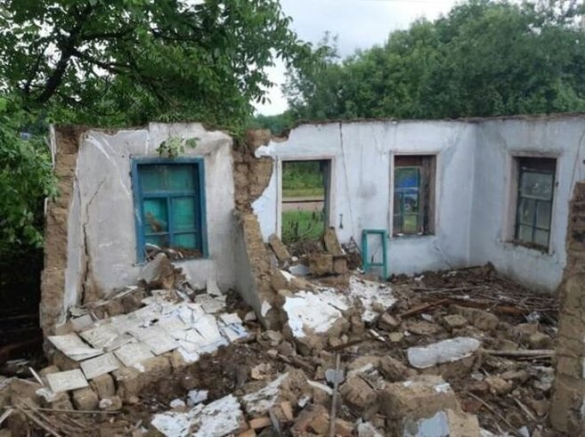 Саманный дом. И 100 лет не простоял, а уже развалился