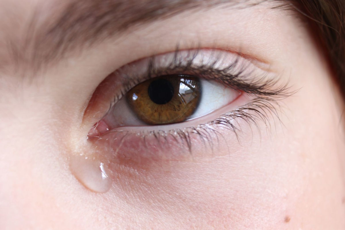 Часто слезятся глаза: причины, заболевания, лечение