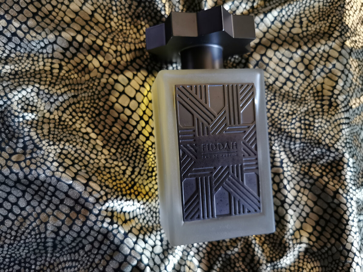 Ноты: фруктовые ноты, бергамот, цветочные ноты, анис, табак, кожа, бобы тонка, амбра, мускус.