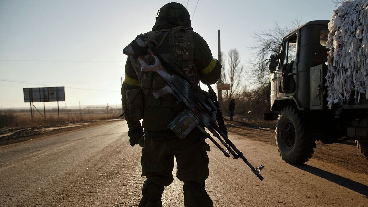    Солдат украинской армии на дороге недалеко от Артемовска, Восточная Украина© AP Photo / Vadim Ghirda