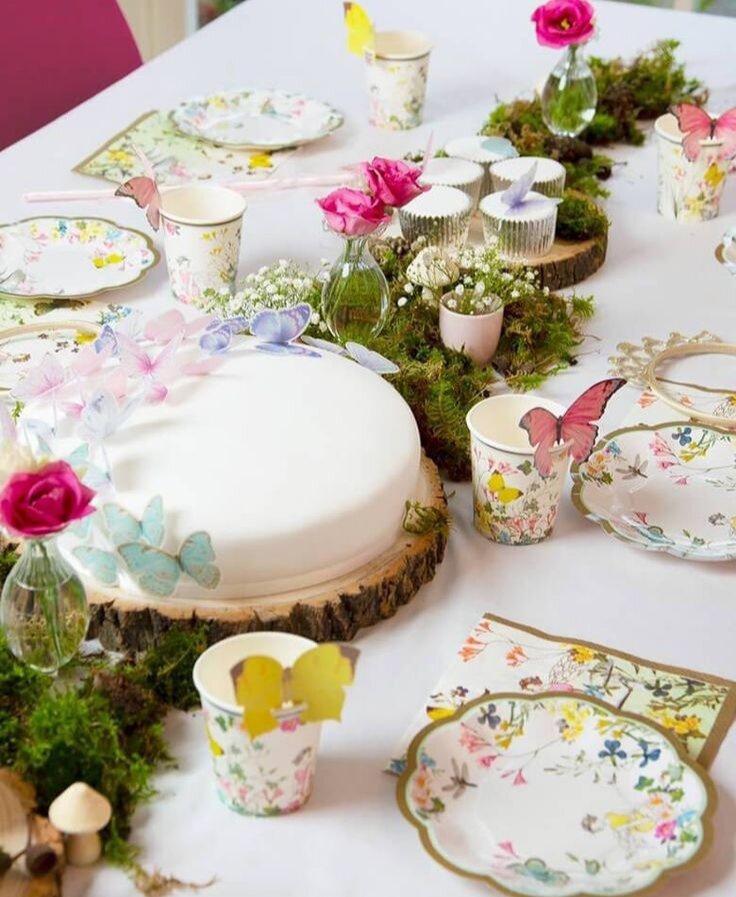 Если есть желание, стол тоже можно оформить в тематике фей. 