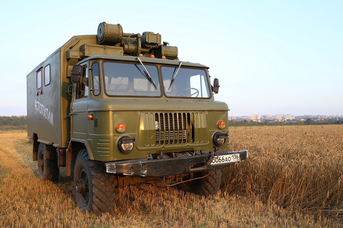 ГАЗ - 66  в поле.
