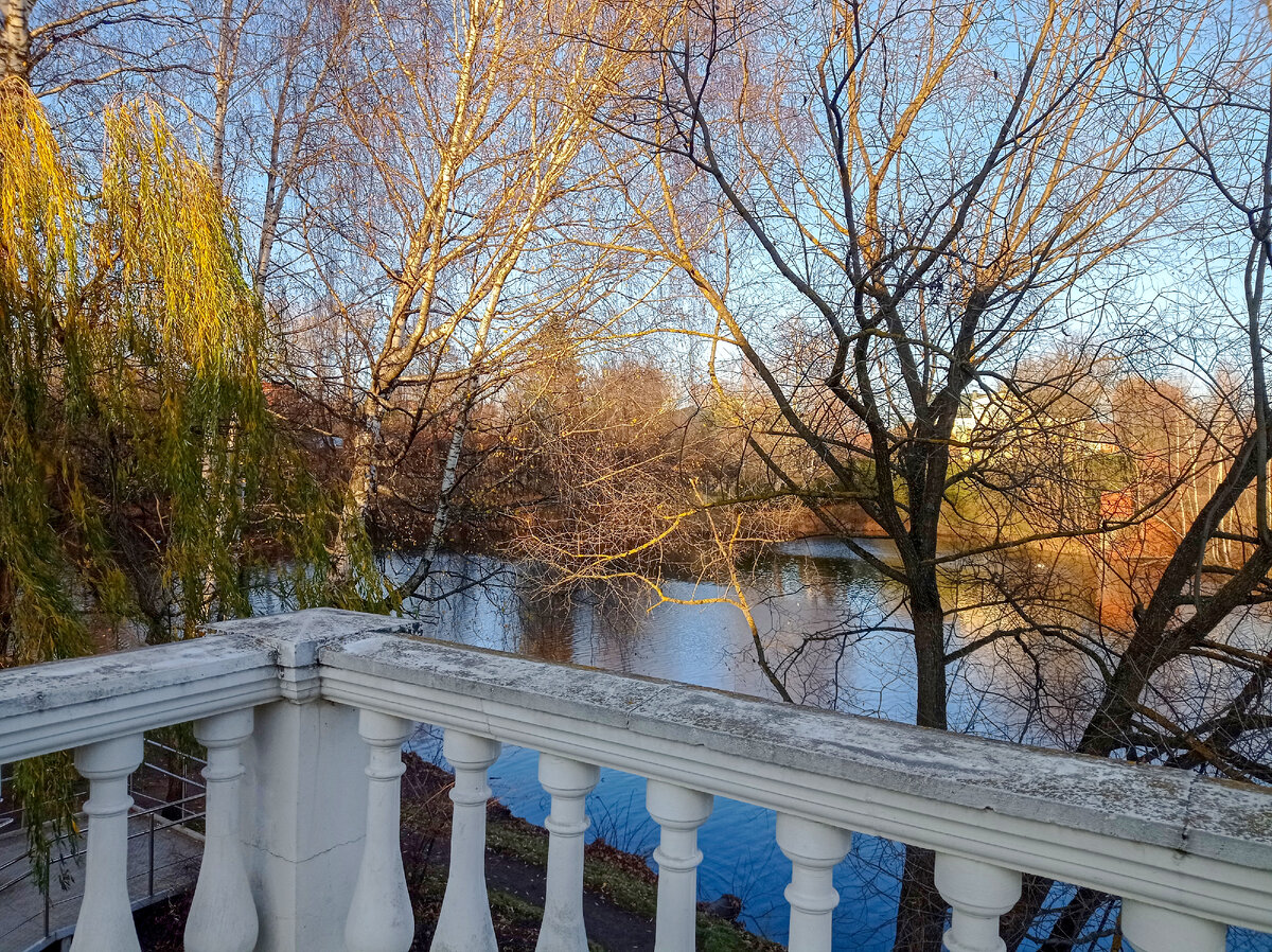 Вид с балкона главного здания на реку Любуча