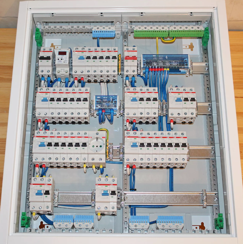 Электрический щиток в сборе фото