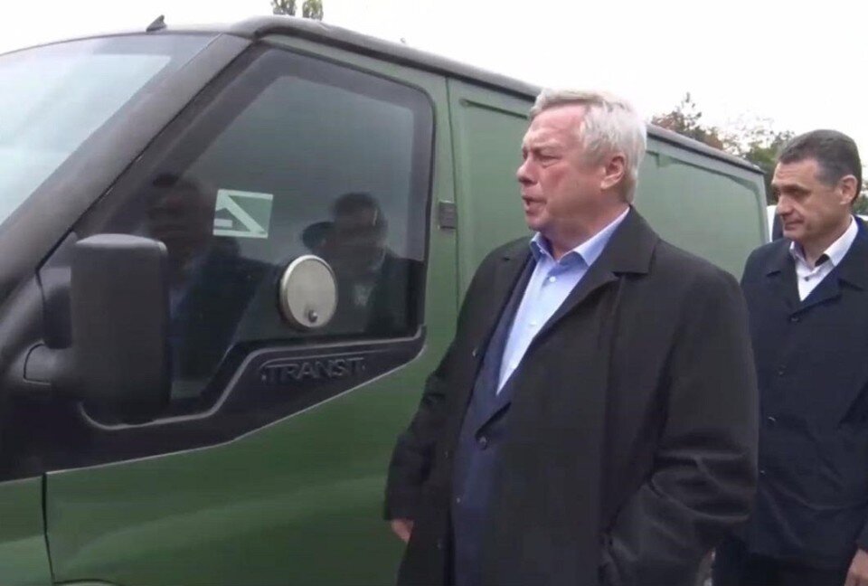     Власти Ростовской области передали новой группе казаков-добровольцев два бронированных автомобиля. Фото: Телеграм-канал Василия Голубева.