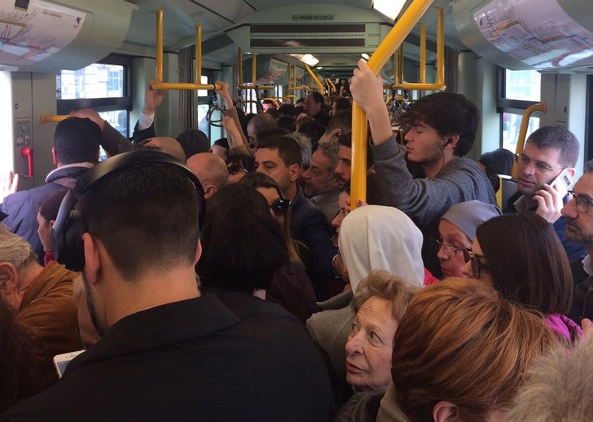 Много народу в автобусе. Много людей в автобусе. Толпа людей в автобусе. Общественный транспорт толпа. Автобус переполненный людьми.