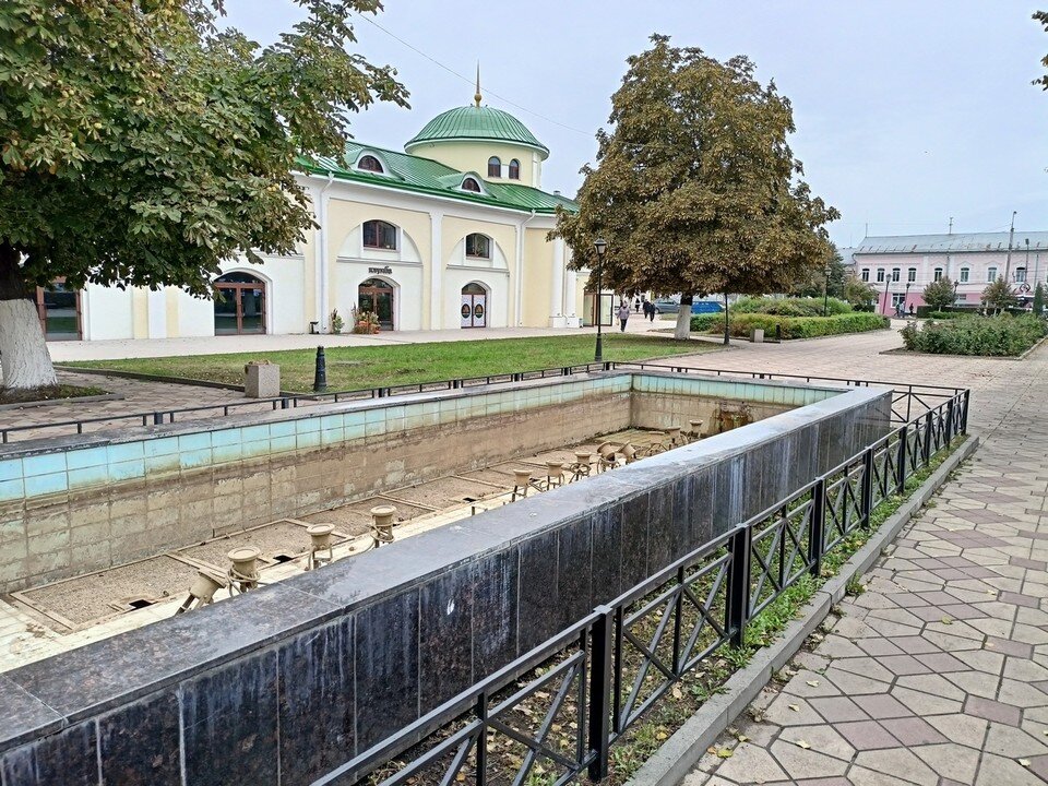     Благоустройство сквера у Торговых рядов на улице Краснорядской все-таки состоится. Оно включает ремонт фонтана, установку арт-объектов, новых лавочек и детского игрового оборудования. Сергей ЛАЗУТИН