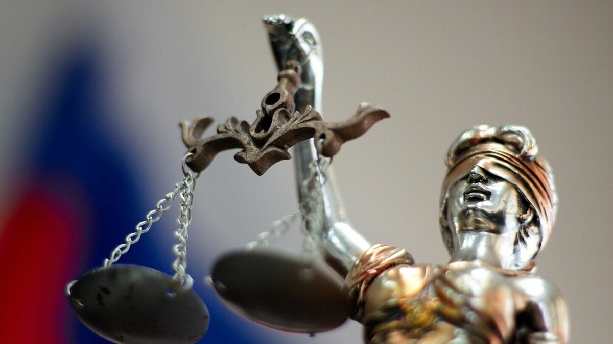     Жителя Тюмени отправили в колонию на семь с половиной лет из-за аварии, в которой погиб человек. Также мужчину обязали выплатить более двух миллионов рублей компенсации морального вреда.