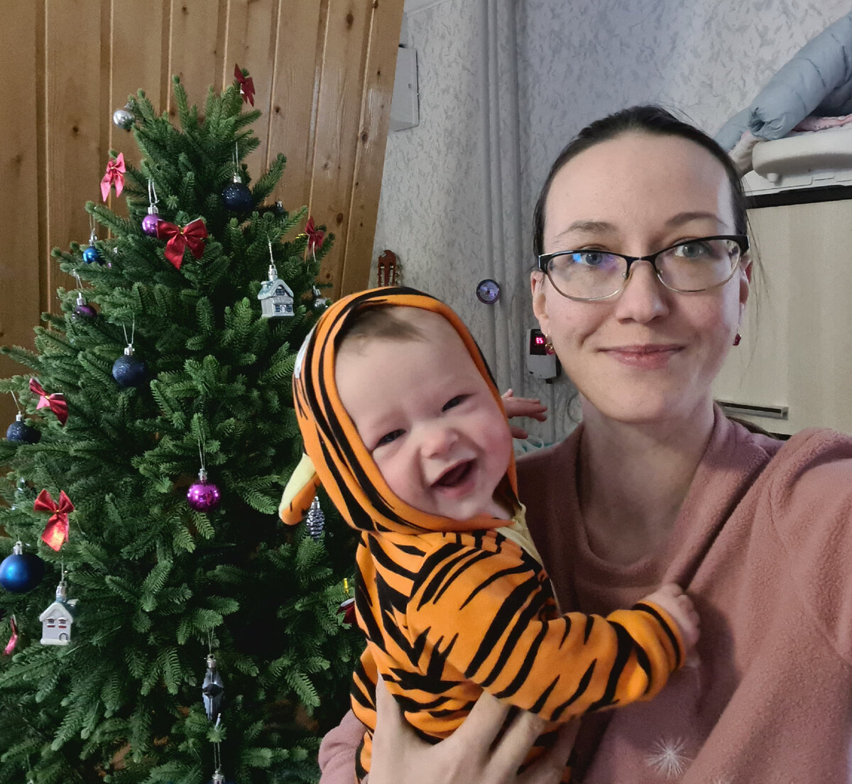 Мы с мамой на фоне ёлочки. Прошлый год