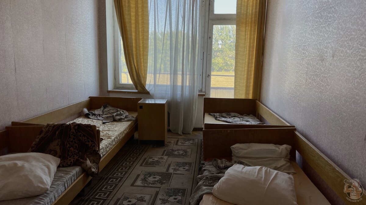 "Заселяйся и живи" Нашли заброшенный отель в Подмосковье: постели, мебель и посуда осталась на месте!