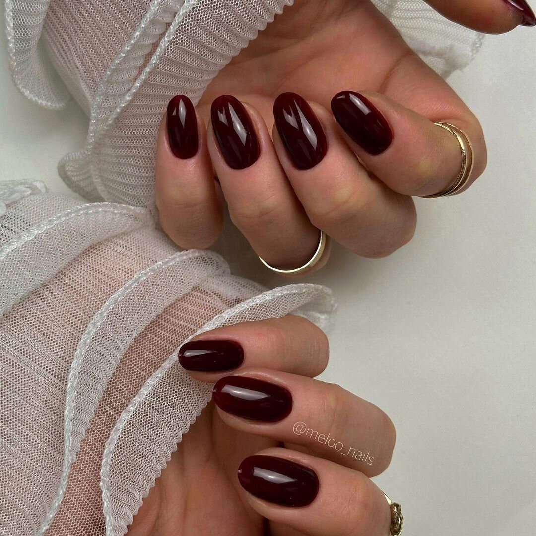 Готовимся к новогодней вечеринке: как правильно подобрать лак для ногтей к платью