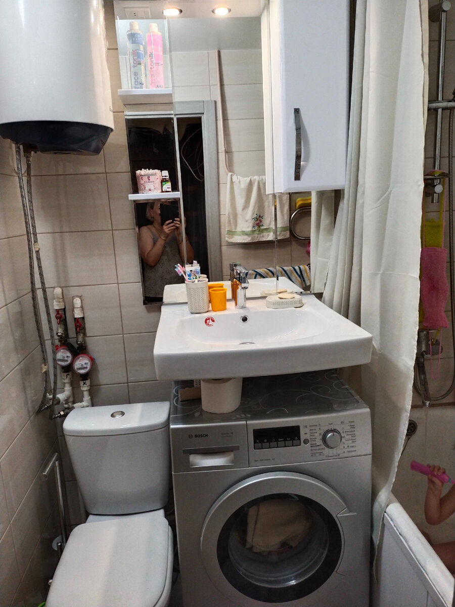 Вот так стала выглядеть наша ванная светлая и тёплая, как я и планировала теперь есть раковина и шкаф с зеркалом.