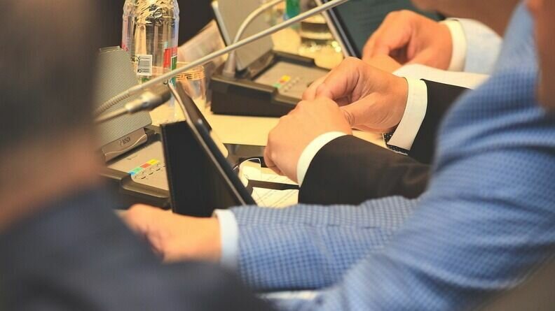     Депутат в прошлом месяце получил повестку в рамках частичной мобилизации. Деятельность на его участке приостановлена, сообщают федеральные СМИ.