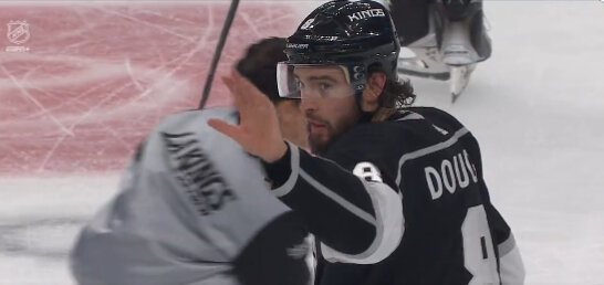 Обычно такие жесты означают в спорте то,что провокация соперника удалась. Даути явно доволен собой,как и его команда