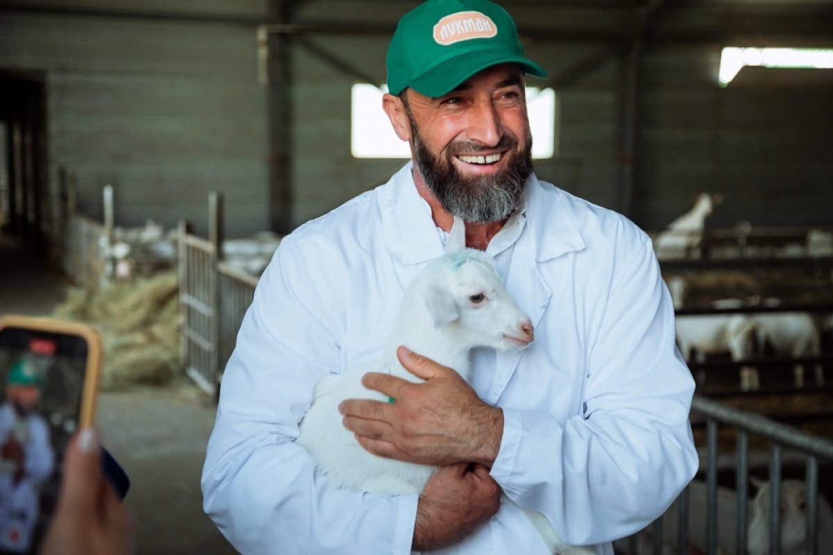    Общение с животными доставляет хозяину бизнеса Казбеку Гюльмагомедову большое удовольствие.