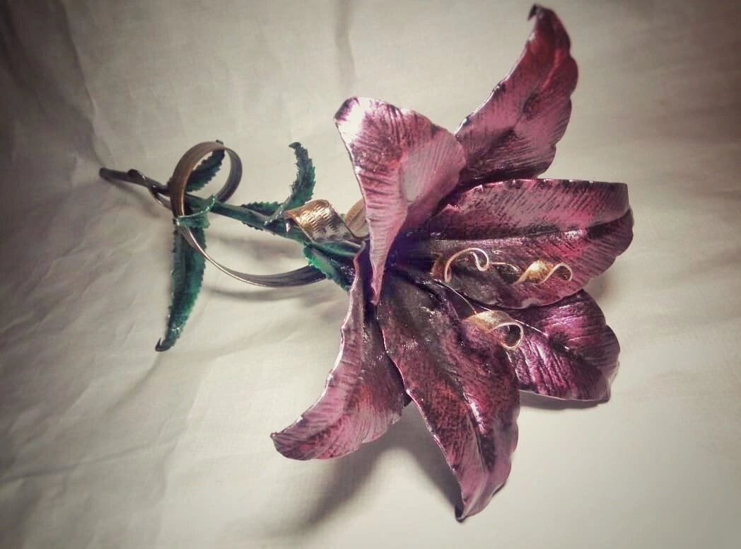 Кованая лилия из металлолома в мастерской