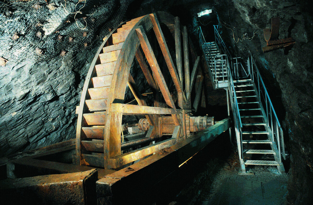 Вот такое колесо стояло в самом Кунстштате Екатерининской шахты. Мы могли бы воссоздать наше, но дальше разговоров дело не пошло.