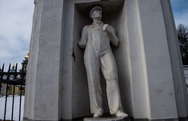    Скульптура рабочего, украшающая главный вход в «Центральный» парк Костромы. Когда-то он держал гаечный ключ в руке. Наталья Диева