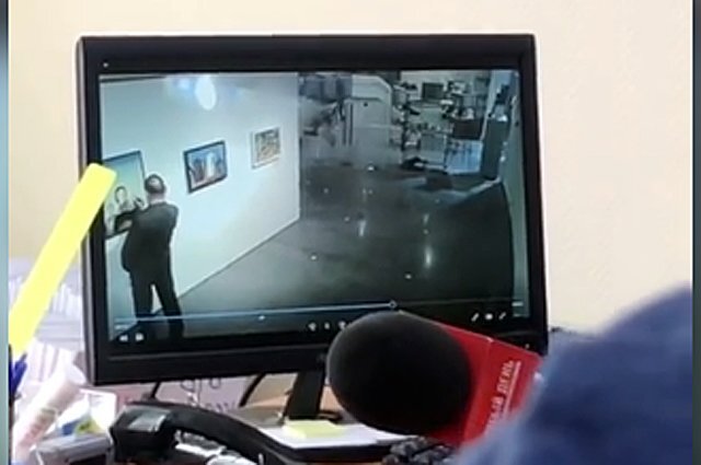    Почему оправдали охранника «Ельцин Центра», нарисовавшего на картине глаза?