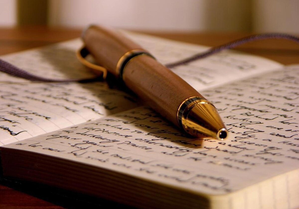 Книга с пером. День ручного письма. Пишу рассказы писатель. Эрнест хемингуэй и доктор павлов. Фотосессия с печатной машинкой.