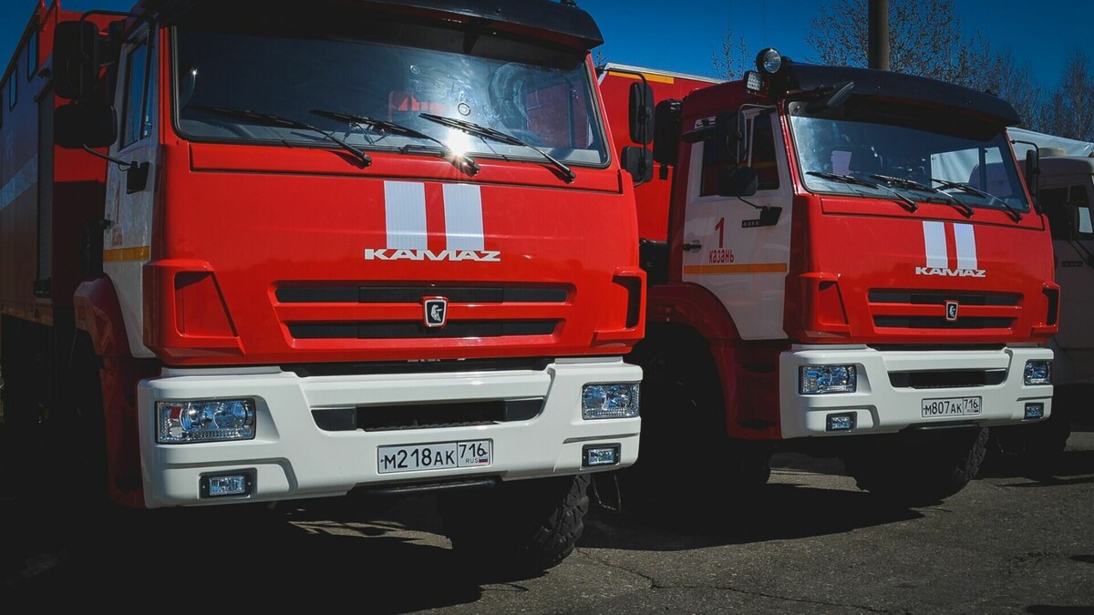     Жители города Партизанска сообщили о крупном возгорании в одноэтажном многоквартирном доме. Незамедлительно бригада пожарных выдвинулась на место происшествия.