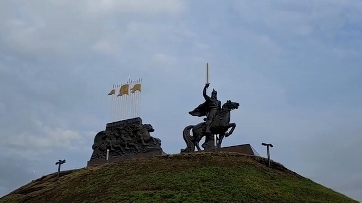    Церемония открытия восстановленного памятника князю Игорю на въезде в Станицу Луганскую© РИА Новости