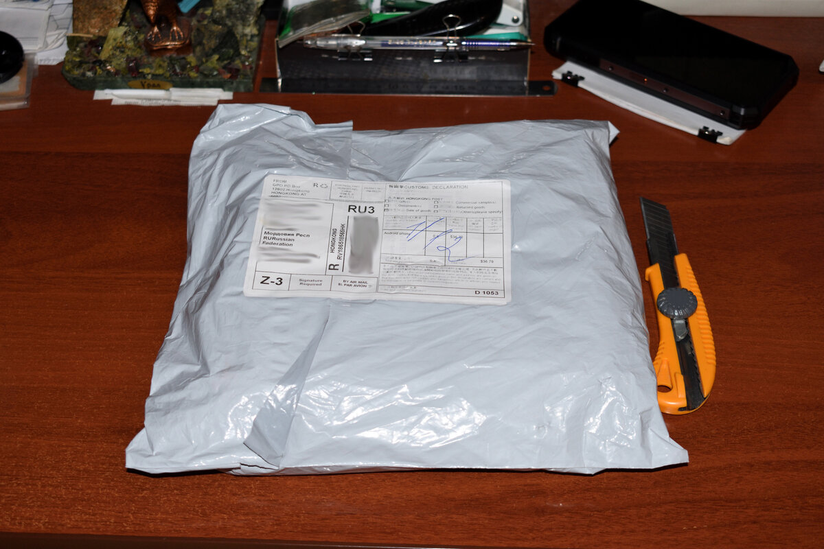 В таком виде смартфон достался мне в отделении "Почты России".