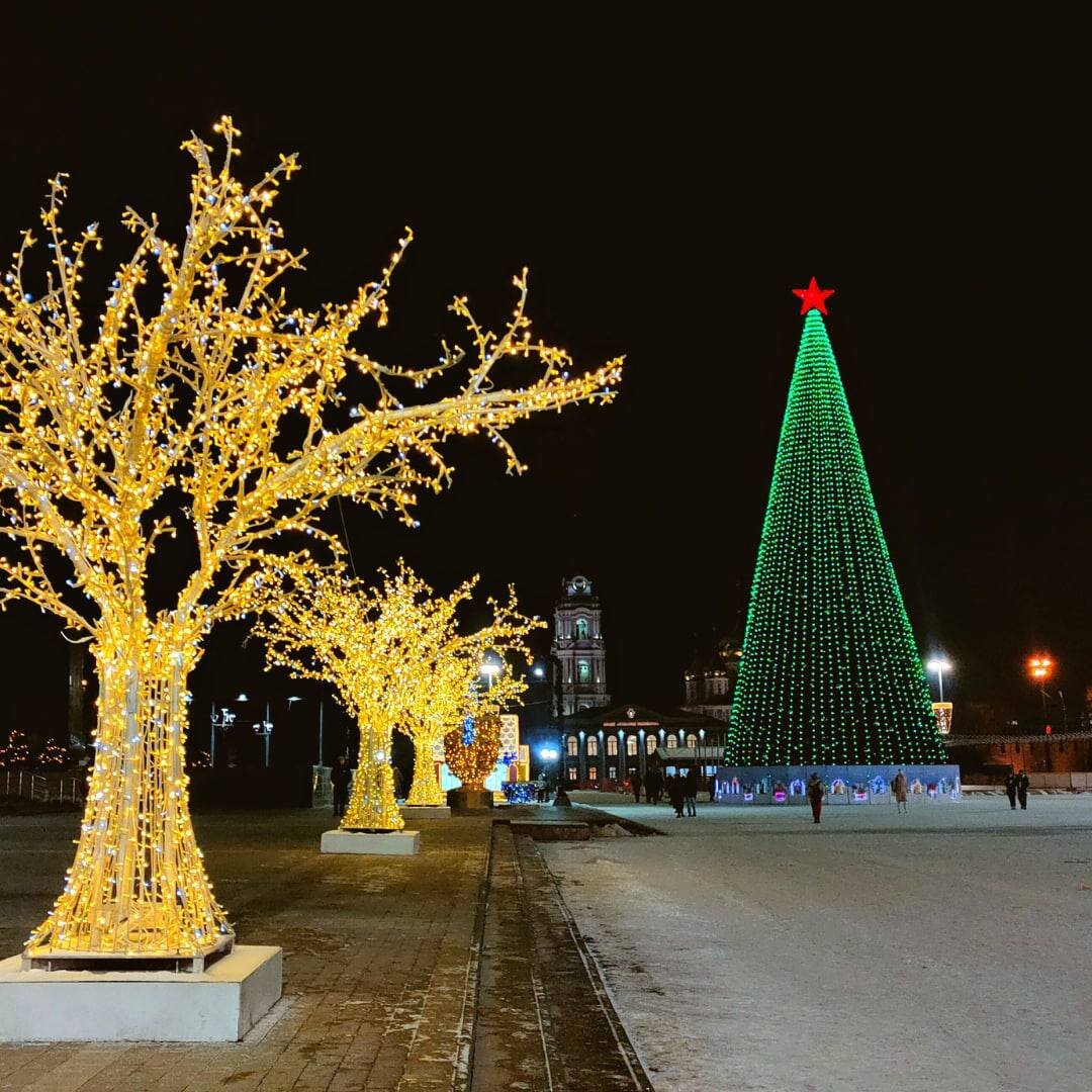 Елка в туле. Новогодняя елка. Новогодние украшения на городскую елку. Новогодняя елка в Туле. Новогодняя Тула.