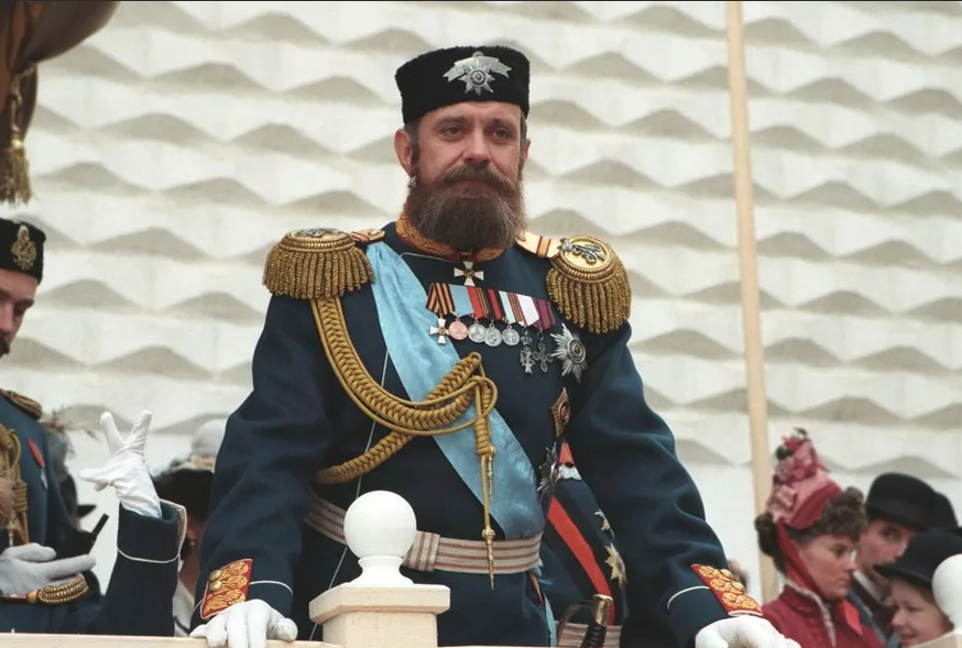 Весил 120кг, легко гнул подковы и внушал страх дипломатам. Как Александр III уберег Россию от войн