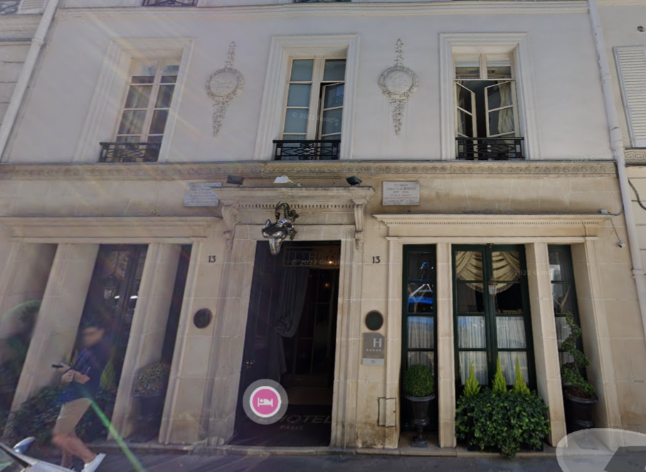 Вход в  L’Hotel