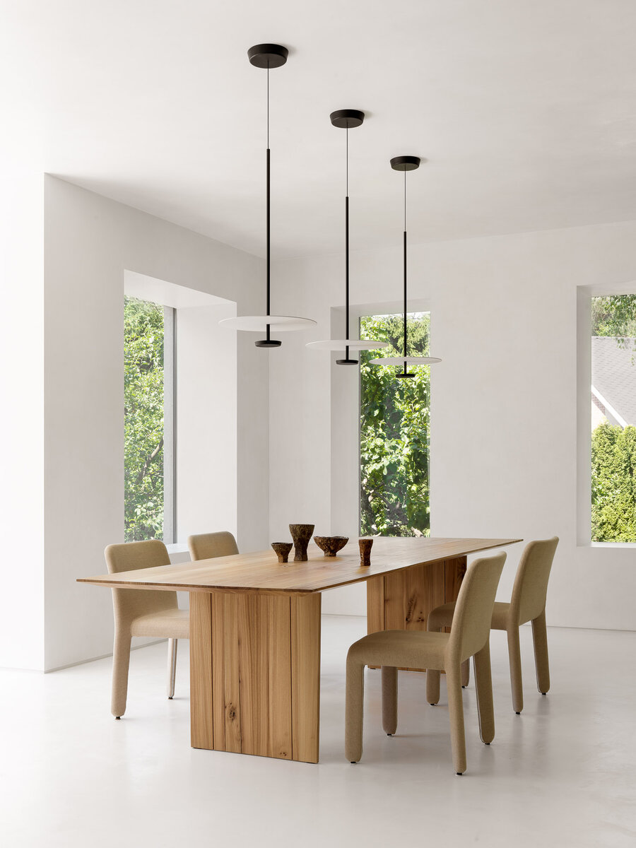 Стол Riva 1920 и стулья Meridiani; светильники Vibia.