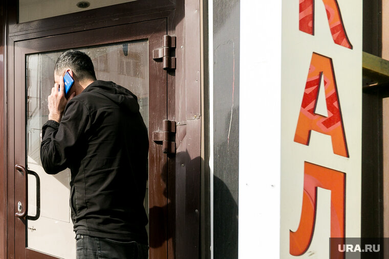    Парень отобрал у девочки телефон