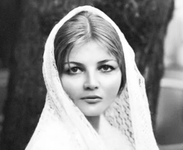 Каждый Новый год вся страна смотрит "Иронию судьбы или с легким паром". Невесту Жени Лукашина там сыграла Ольга Науменко. Ольга Николаевна родилась в Москве, в семье военного.