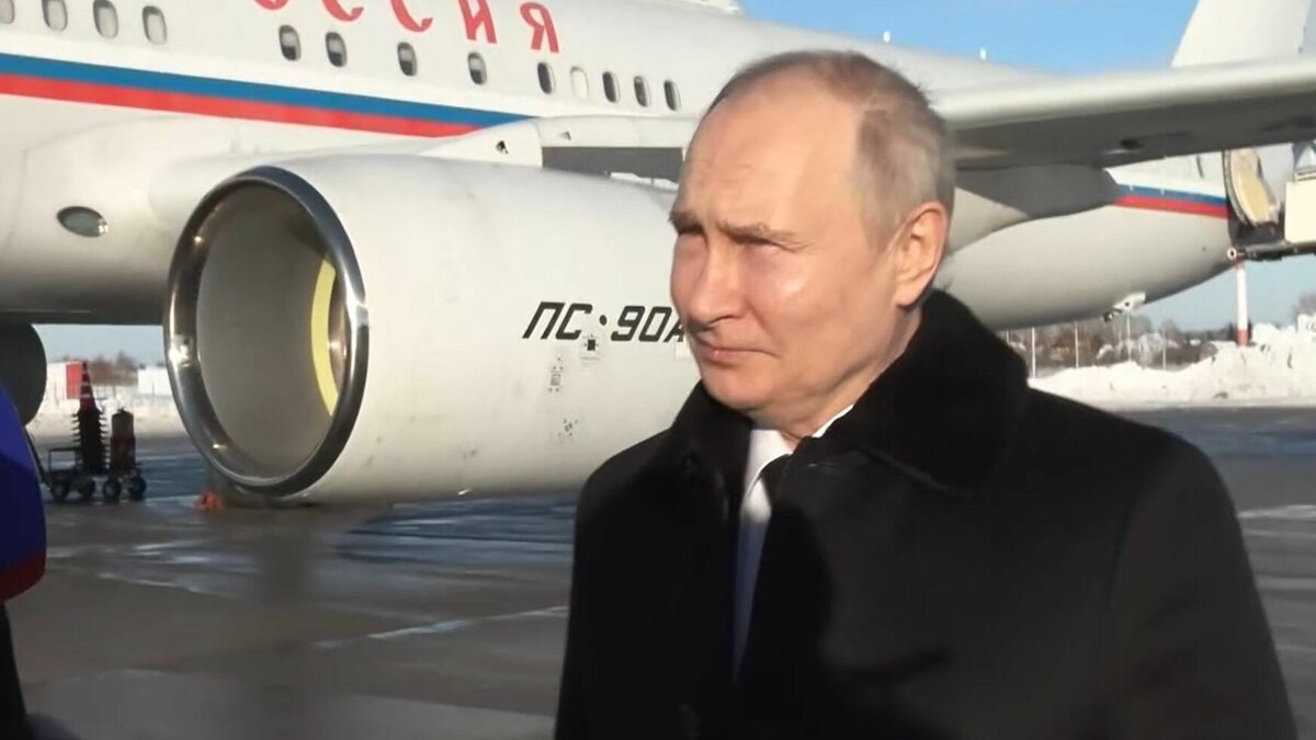     Самолет специального авиаотряда "Россия" с президентом Владимиром Путиным на борту приземлился в аэропорту Волгограда. Глава государства прибыл в город в связи с 80-летием Сталинградской Победы.
