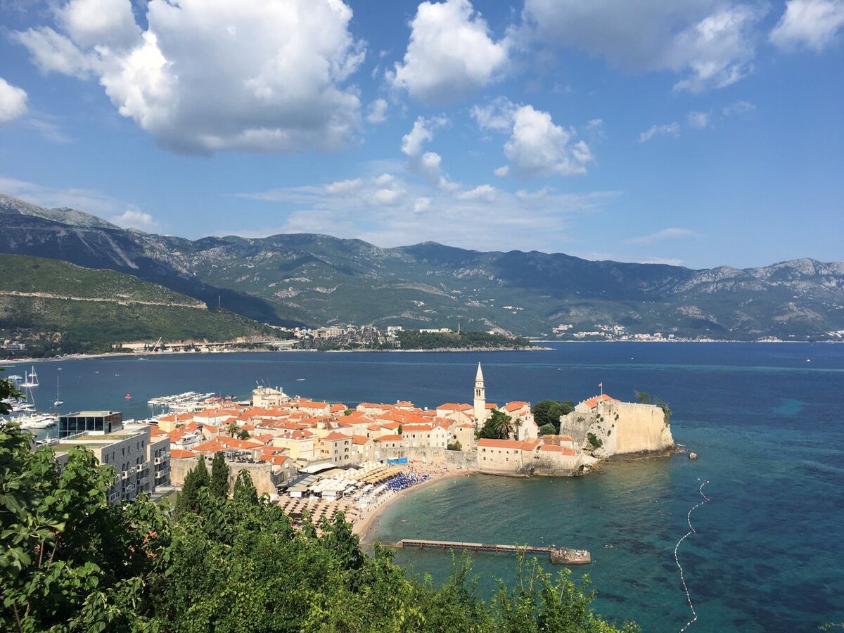 Один из старейших городов Черногории - Будва. Адриатическое море ласково омывает берега.  Лично для меня купание в начале июня еще прохладное, а вот с конца июня до сентября это просто ожившая сказка.