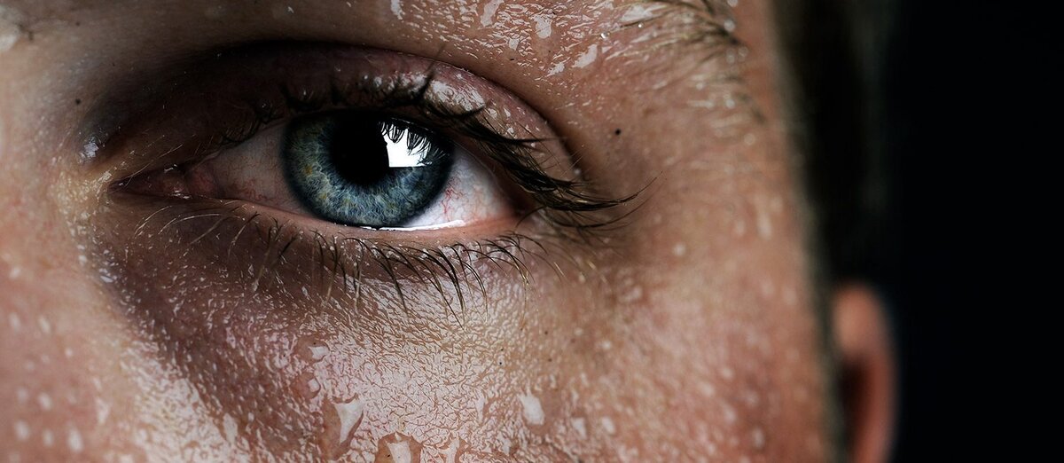 Настало лето, что подразумевает жаркую погоду, потливость и плавание. Однако лето также может стать неудачным временем для ваших слуховых аппаратов. Ниже описаны способы защиты слуховых аппаратов и приведена информация об устойчивости слуховых аппаратов Signia к негативным факторам.