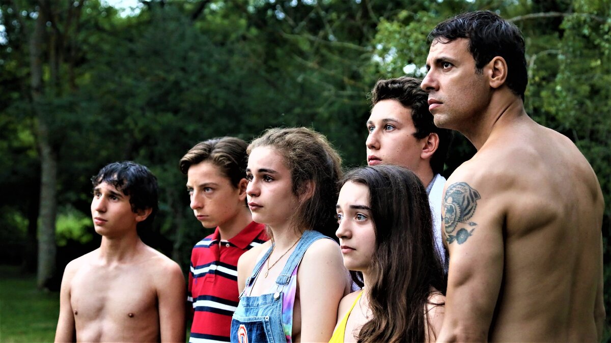 Кадр из свободных источников «В час пик» (2018)