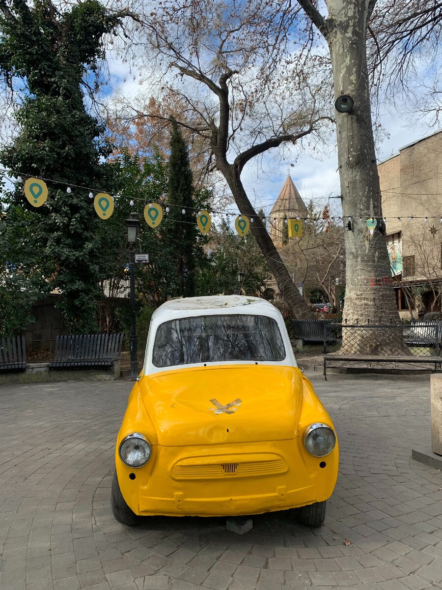 Туристическая рекламная машинка у памятника Софико Чиаурели в зоне платной парковки