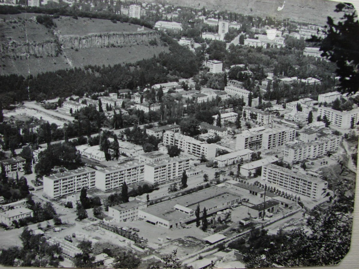 Вот примерно в таком месте проходило мое детство. Спасибо за фото YURAN. Если кто узнает что  за город - пишите в комментариях.