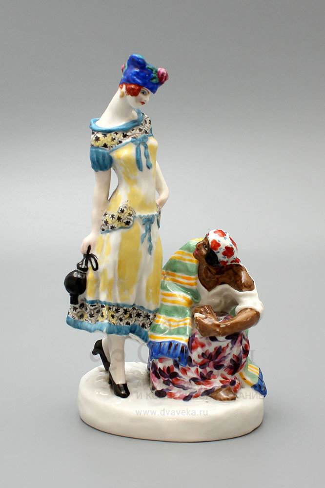 Статуэтка «Гадалка», автор Данько Н. Я., фарфор ЛФЗ, 1930-е годы 