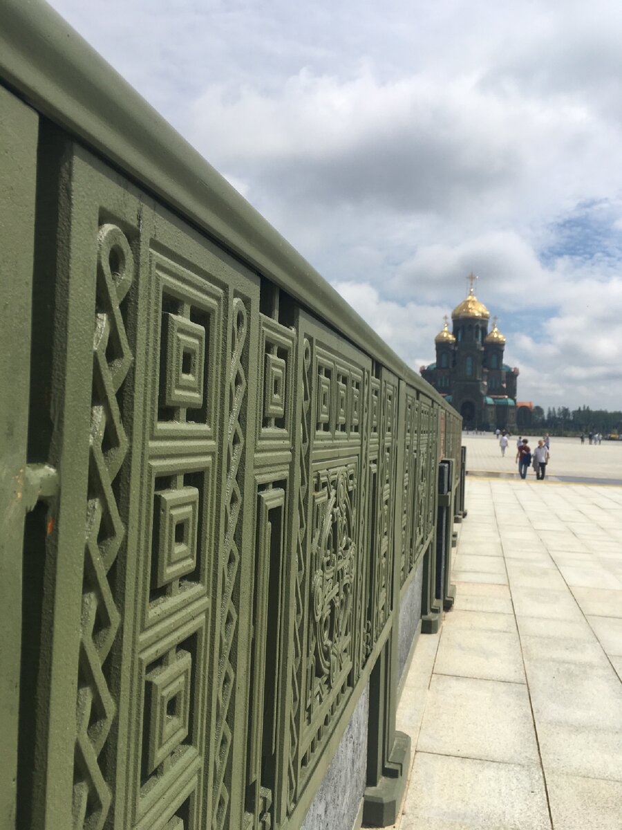 Площадь перед храмом.