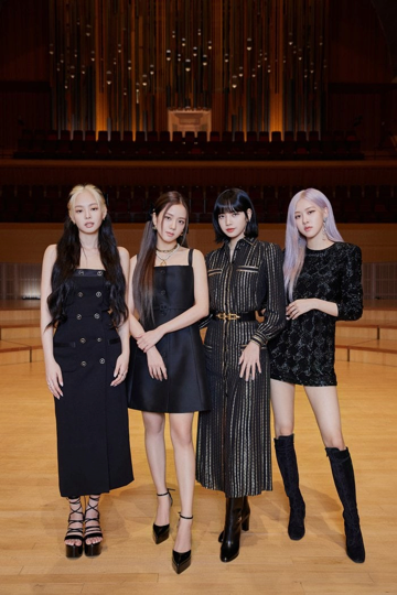 Фото взято и официального аккаунта BLACKPINK