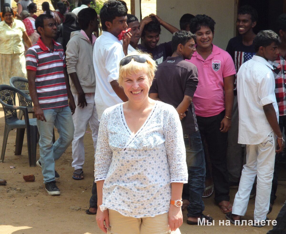 Остановка в пути. Европейцев в автобусе было немного – я да моя жена. 