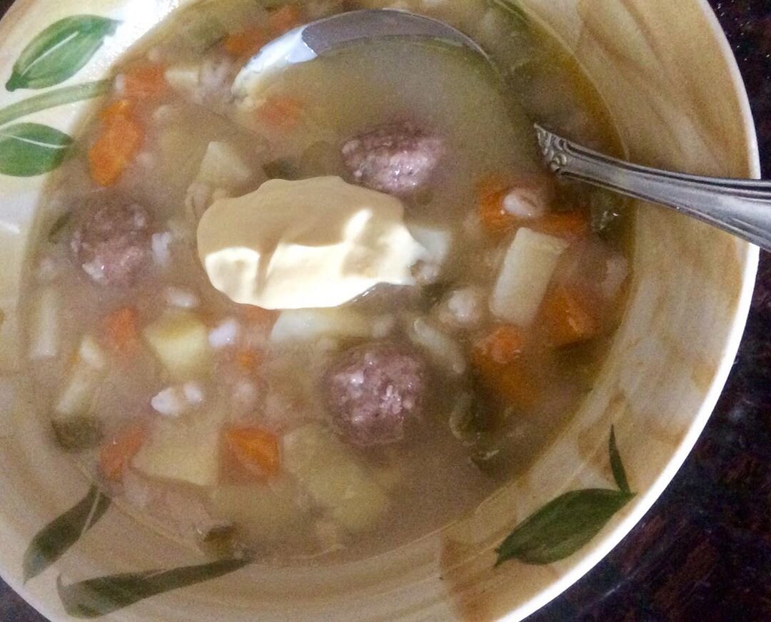 Суп с перловкой, мясными фрикадельками и солёными огурцами — рецепты | Дзен
