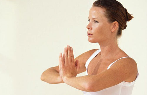 1. Сжимание ладоней.  Ноги на ширине плеч, спинка ровная, руки на уровне груди, согнуты в  локтях. Соединяем ладошки, делаем усилие и чувствуем, как сокращаются грудные мышцы.  Делаем сокращение во время вдоха. Можно выполнять упражнение с мячом.  Выполняем 6-8 повторов по 15-20 секунд, с минимальным отдыхом. Ни в коем  случае не включайте в работу другие мышцы, например, трицепсы.